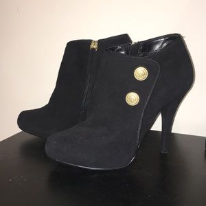 GUESS black suede pumps